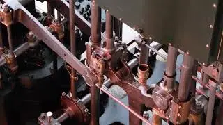 Zesvoudige stoommachine uit 1887 in werking