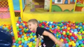 Играем в детской комнате FLY PARK   Indoor Playground Family Fun for Kids Indoor Playroom with Balls