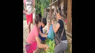 Yenhi Eats Alone While Mom Works Hard Harvesting Vegetables 💔🥦👩&zwj;🌾