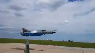 Полет истребителя МиГ-21 Lancer ВВС Румынии на сверхмалой высоте