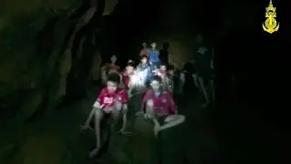 Fu&szlig;ballteam in H&ouml;hle gefunden: Der Moment der Rettung im Video