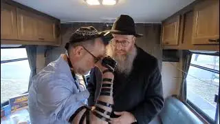 Контролер Нью-Йорка Марк Левин отмечает Хануку.