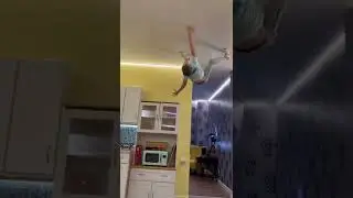 Укушен пауком!! Может ходить по стенам🕷😱 #короткий #шорты #смешно