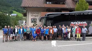 De geoefende wandelaars van de Tongerse Wandelvrienden 'in the picture' in het Zwarte Woud