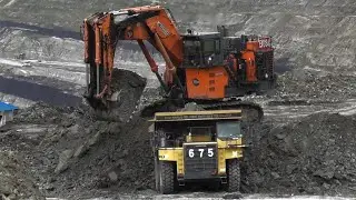 Hitachi EX2600 & Komatsu HD785 in Action: How Mining Equipment Works Together