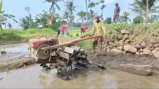 Langsung tandur...traktor sawah menggarap lahan berbatu.