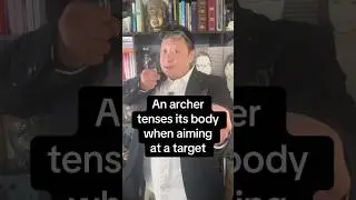 Лучник напрягает тело, когда целится в мишень 🏹