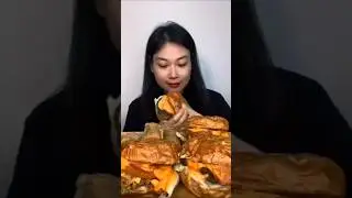 Eating biggest size barger #mugbang #trendingshorts #eatingshow #viralvideo