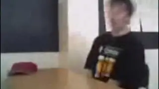 dummer Junge haut den Kopf gegen Tisch !