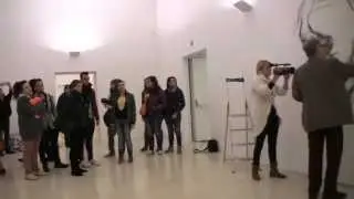 Armando De Stefano dipinge sulla parete del Madre