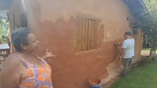 Terminando de passar barro na casa de barro!