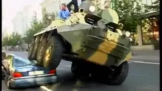 Intendente castiga a conductores mal estacionados, aplastándolos con tanque de guerra(subtitulado)