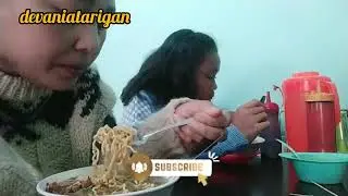 Mawar makan mie ayam 