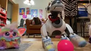 Распаковываем несколько брелоков Furby с фигурками Terra Bite, Aibo и Tie Dye Furby.