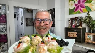 Huevos rellenos de ensaladilla rusa una delicia .