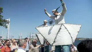 Meereshelden - ein maritimer Walkact auf Stelzen. Seaheroes - a maritime Walkabout on stilts