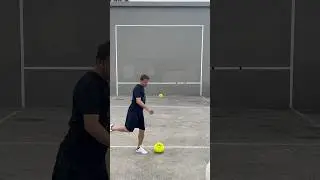 Del Piero no look passing