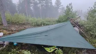 Leiriytyminen er&auml;maisissa tunnelmissa: Y&ouml; bushcraft-tarp-suojassa. Yhden p&auml;iv&auml;n sooloretki. 🏕️🌲🔥