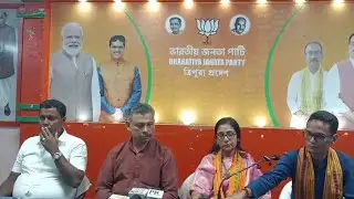 Поднят флаг и баннер TMC, офис партии TMC: БДП