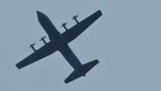 Gro&szlig;e Flugzeug fliegen Tief &uuml;ber den Mainfrankenpark