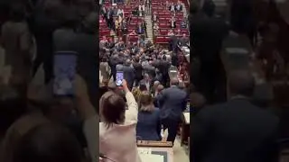 Zuffa di politici contro il Tricolore Italiano  #rissa #5stelle #parlamento #bandiera