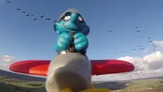 Smurf plane in sky with Cranes - Schtroumpf volant avec des Grues - DJI Phantom 2