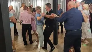 I WIROWALI Z GRACJĄ PO CAŁEJ SALI.