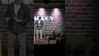 С ним все в порядке! Его тело согревается благодаря его неугасаемой любви к жилеткам!