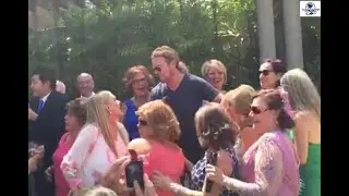Fher de Maná se cuela a una boda durante su gira por España