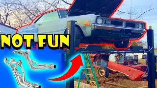 Установка выпускного коллектора на этот Dodge Dart 1973 года выпуска (двигатель ещё не снят).