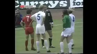 Johnny Giles punches Kevin Keegan in the face - Charity Shield 1974 Leeds United vs Liverpool