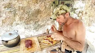 Almoço no barraco carne assada arroz misturado com macarrão 