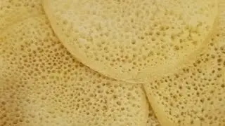 Baghrir au caramel beurre sal&eacute;.