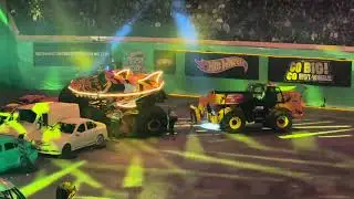 Tiger shark wheelies #hotwheels #tigershark #monstertrucks #trending #liveshow #carstunts #carcrash