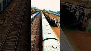 22905 Shalimar Express at udhna Junction#railway#group_d#railway #viralvideo#stationmaster#trending