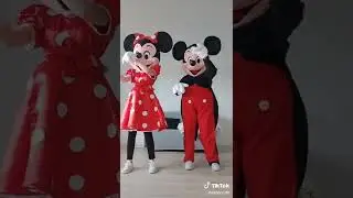 on danse toujours avec les mascottes Mickey et Minnie 🪩💃🕺