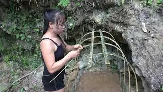 Buiding survival shelter in the forest, Free bushcraft cooking delicious / Living off grid