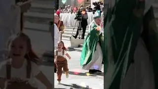 Innocent Joy Before the Holy Father | La Gioia di una Bambina davanti al Santo Padre