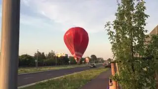 Wpadka! Balon ląduje w centrum miasta