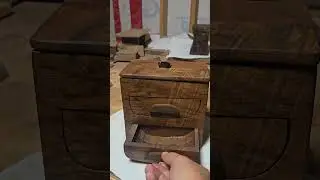 Трехсекционный ящик для ленточной пилы из орехового дерева, изготовленный во время ночной прямой ...