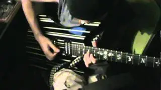 Solo improvisado, guitar do Syn Gates.