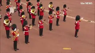 11 settembre: al Castello di Windsor cambio della guardia con l'inno americano