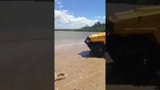Engesa  puxa hilux do trans jeri de dentro do rio trairi