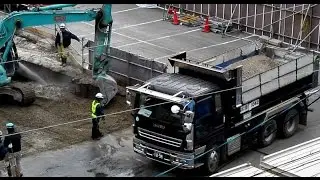 タイムズ大阪難波②大型ダンプで土砂の搬入 工事現場(地下空間)の全景