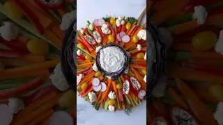 Try this crudit&eacute; / veggie board for your next party! #veggieplatter #veggies #grazingboard