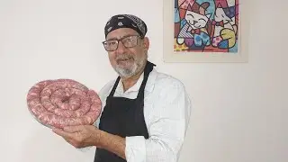 linguiça artesanal pura de pernil com alho poró, pimenta biquinho e azeitona.