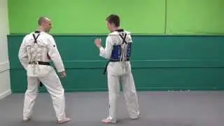 Step Back Roundhouse Combo vs Roundhouse - Basic Olympic Taekwondo Sparring Moves