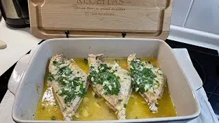Peixe porco com molho de manteiga, salsa e alho