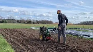 Tuinvlog 007 - woelen, kas bouwen en een kastanjeboom planten