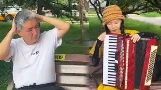 手风琴女孩假装小白盘大爷，带上套袖秒变高手，大爷相信是有魔法还有拿东西换！【李楚然手风琴】